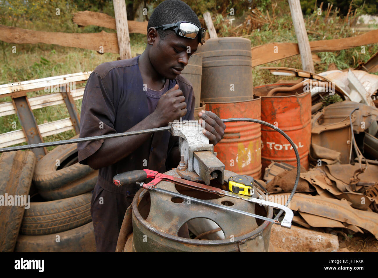 Mecánico que trabaja en un garaje, financiado con un préstamo de microfinanzas ENCOT. Uganda. Foto de stock