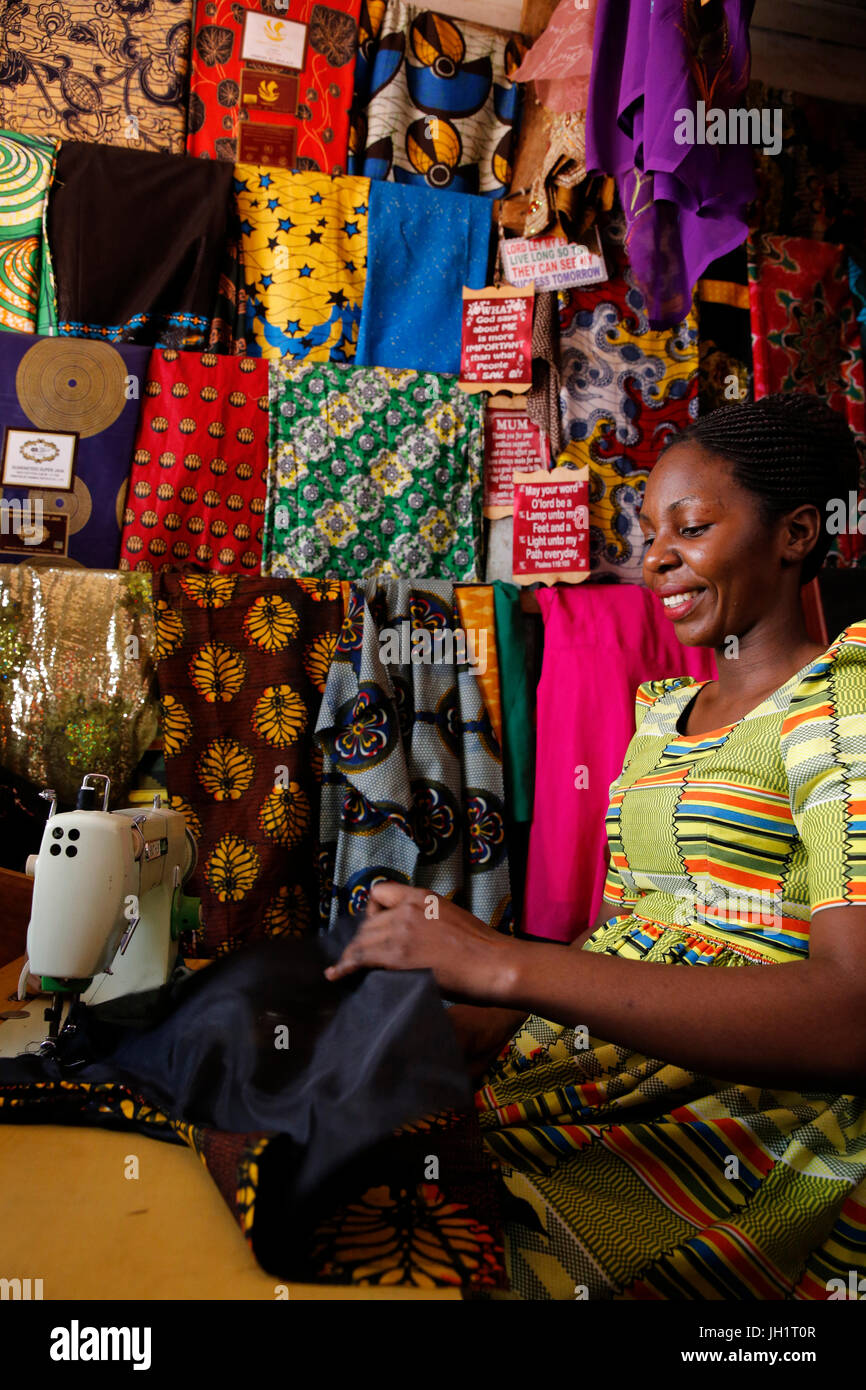 Costurera y diseñador Jackclare Asiimwe ha sido un cliente de microfinanzas ENCOT desde 2010. Ella es actualmente el mantenimiento de un préstamo de 1 millones de UGS. Ugan Foto de stock