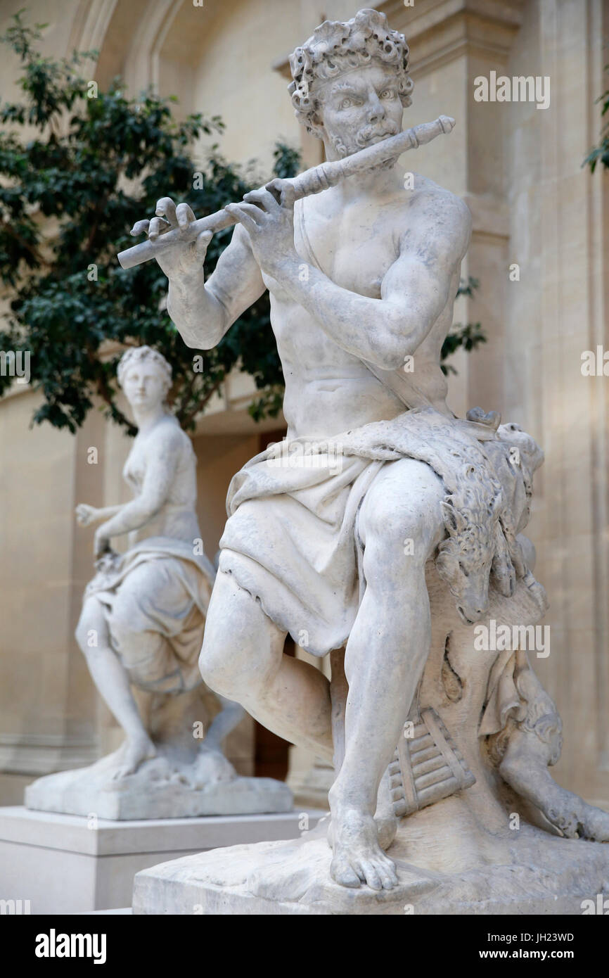 El museo del Louvre. Cour Marly. Pastor Tocando la flauta. Mármol. 1710. Antoine Coysevox. Francia. Francia. Foto de stock