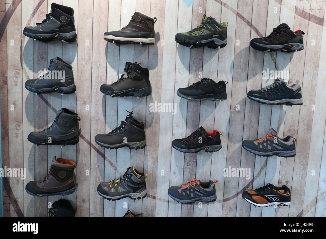 Zapatos de montaña fotografías e imágenes de alta resolución - Alamy