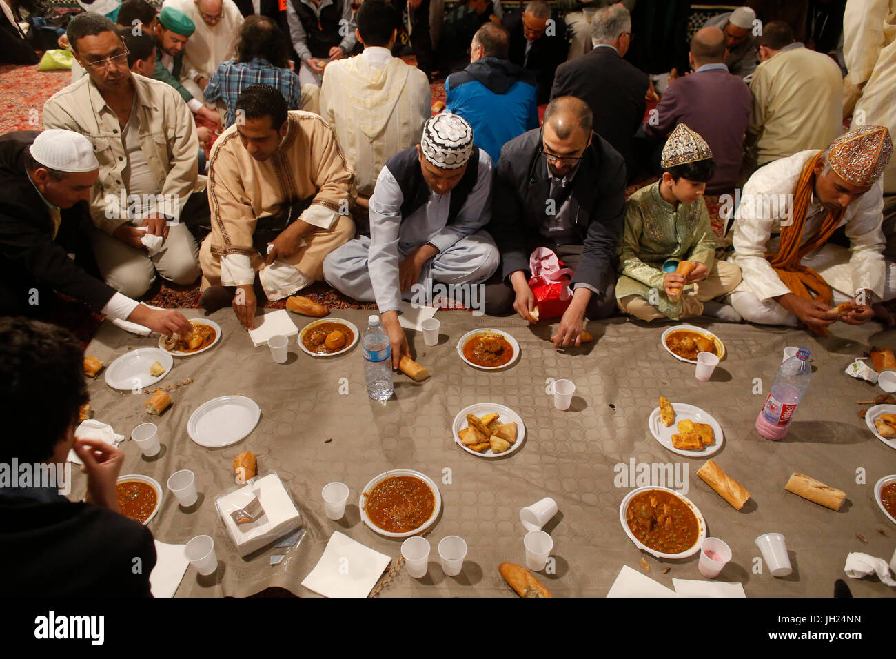 Sufíes musulmanes celebrando Laylat al Qadr durante el Ramadán en la gran mezquita de París. Francia. Foto de stock