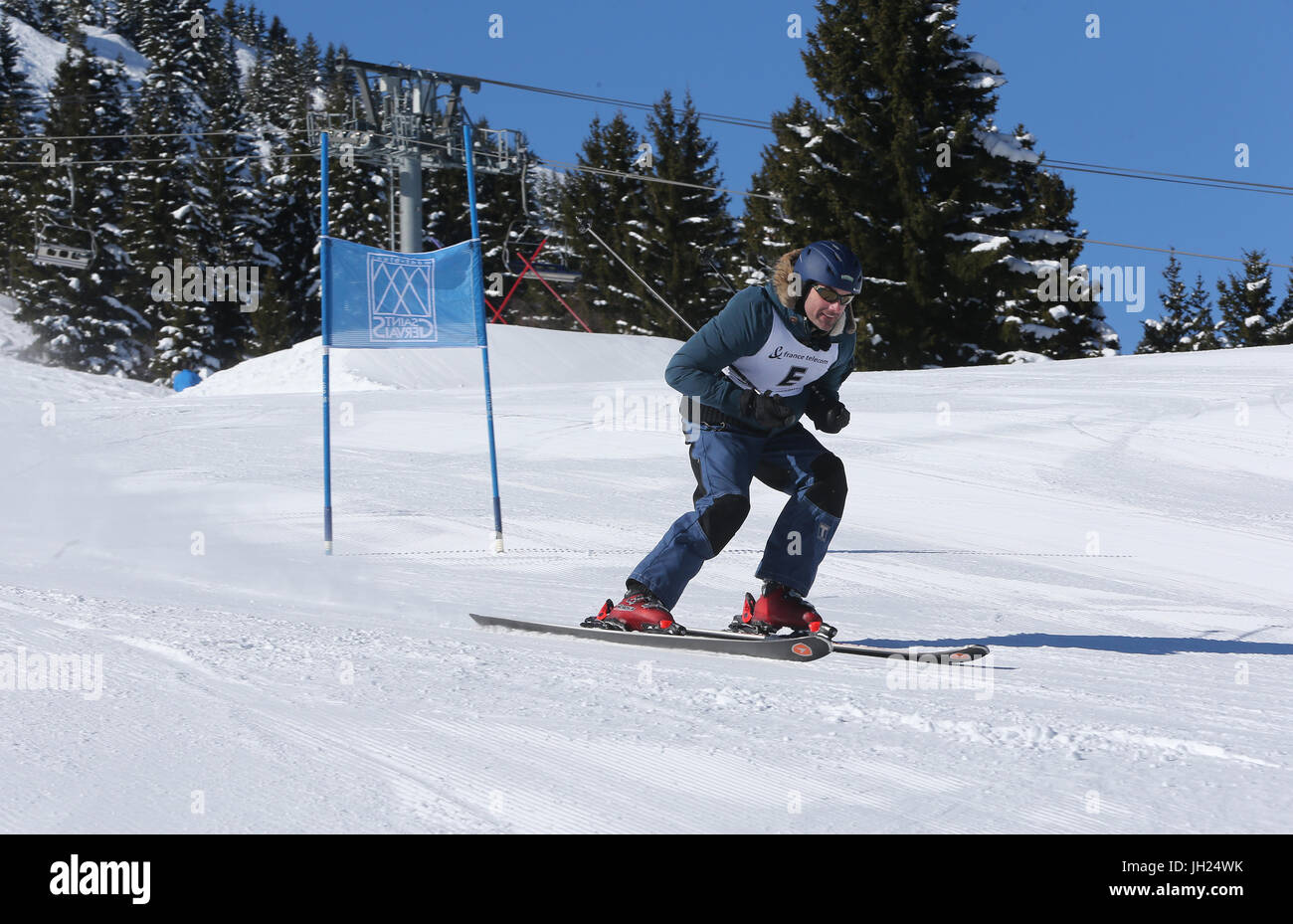 Gil Alma, humoriste faisant du ski dans les Alpes. Francia. Francia. Foto de stock