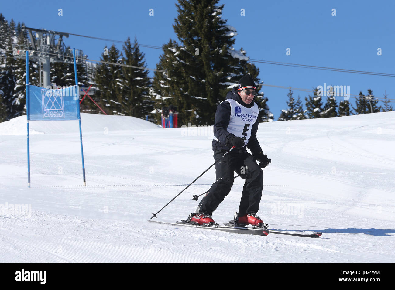Elie Semoun faisant du ski dans les Alpes. Francia. Francia. Foto de stock