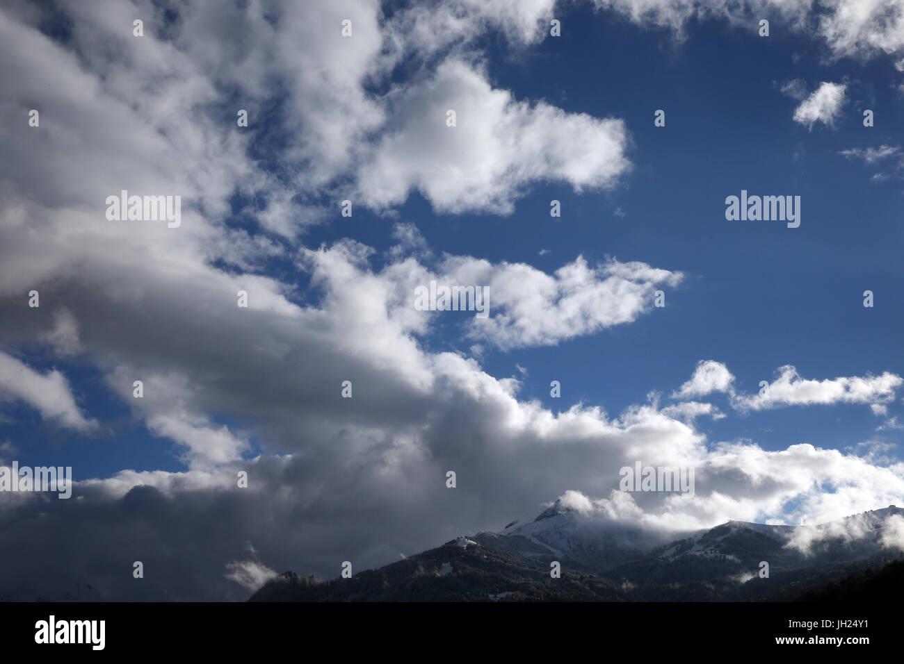 A los Alpes franceses. El macizo del Mont Blanc. Cielo nublado sobre el Mont Joly. Francia. Foto de stock