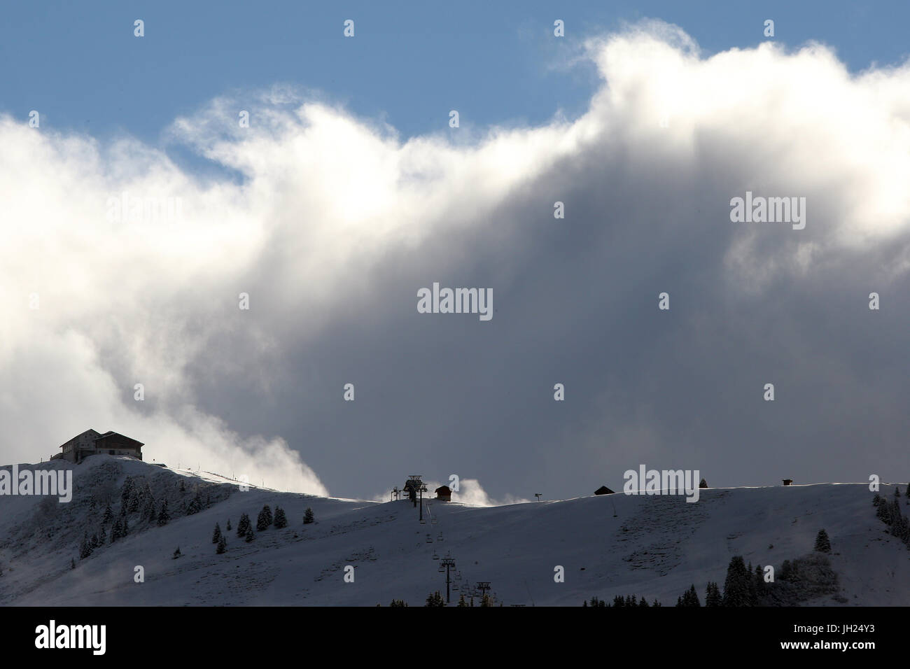 A los Alpes franceses. El macizo del Mont Blanc. Cielo nublado sobre el Mont d'Arbois. Saint-Gervais y Megeve pistas de esquí. Francia. Foto de stock