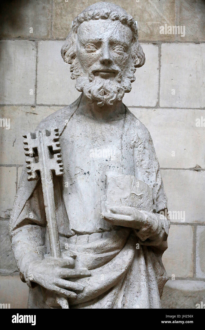 Estatua en la catedral de Notre-Dame, Rouen : San Pedro. Francia. Foto de stock