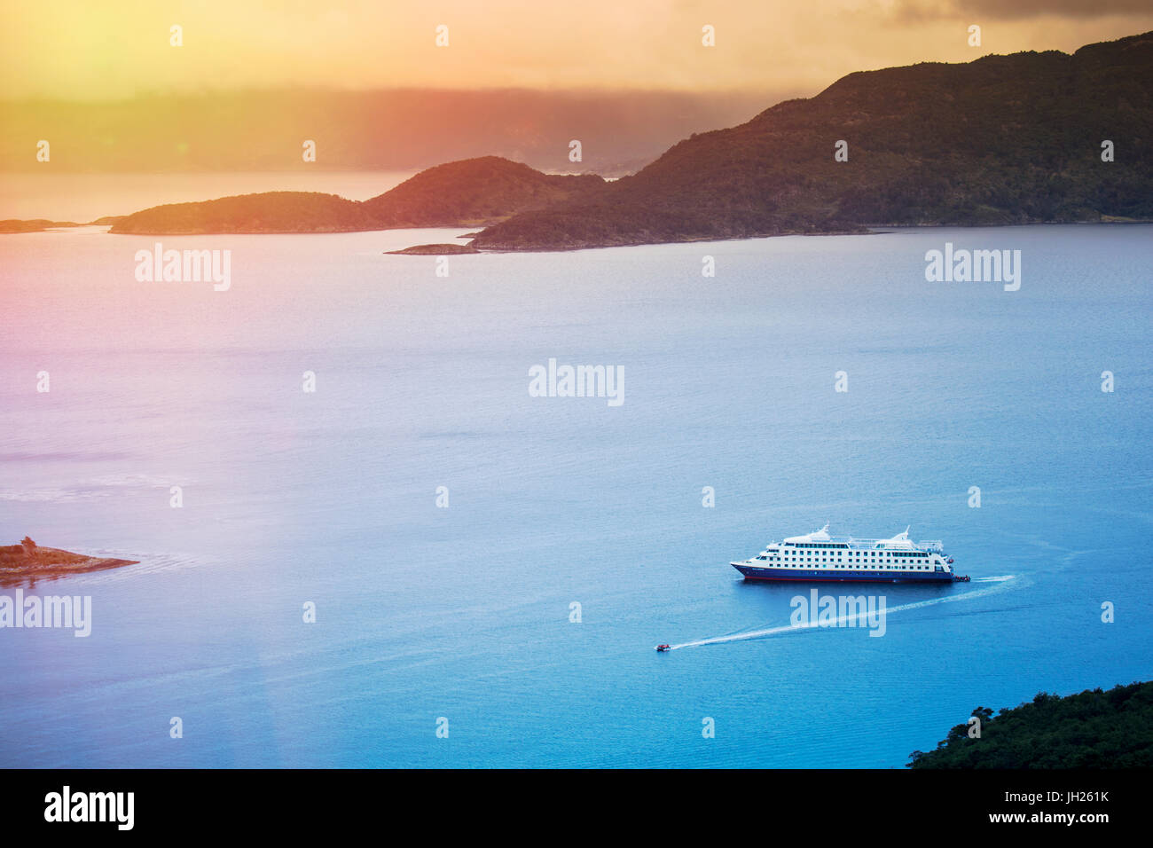 Vista de la Bahía Wulaia, Isla Navarino, el Canal Murray, con el Stella Cruceros Australis, Patagonia, Chile, Sudamérica Foto de stock