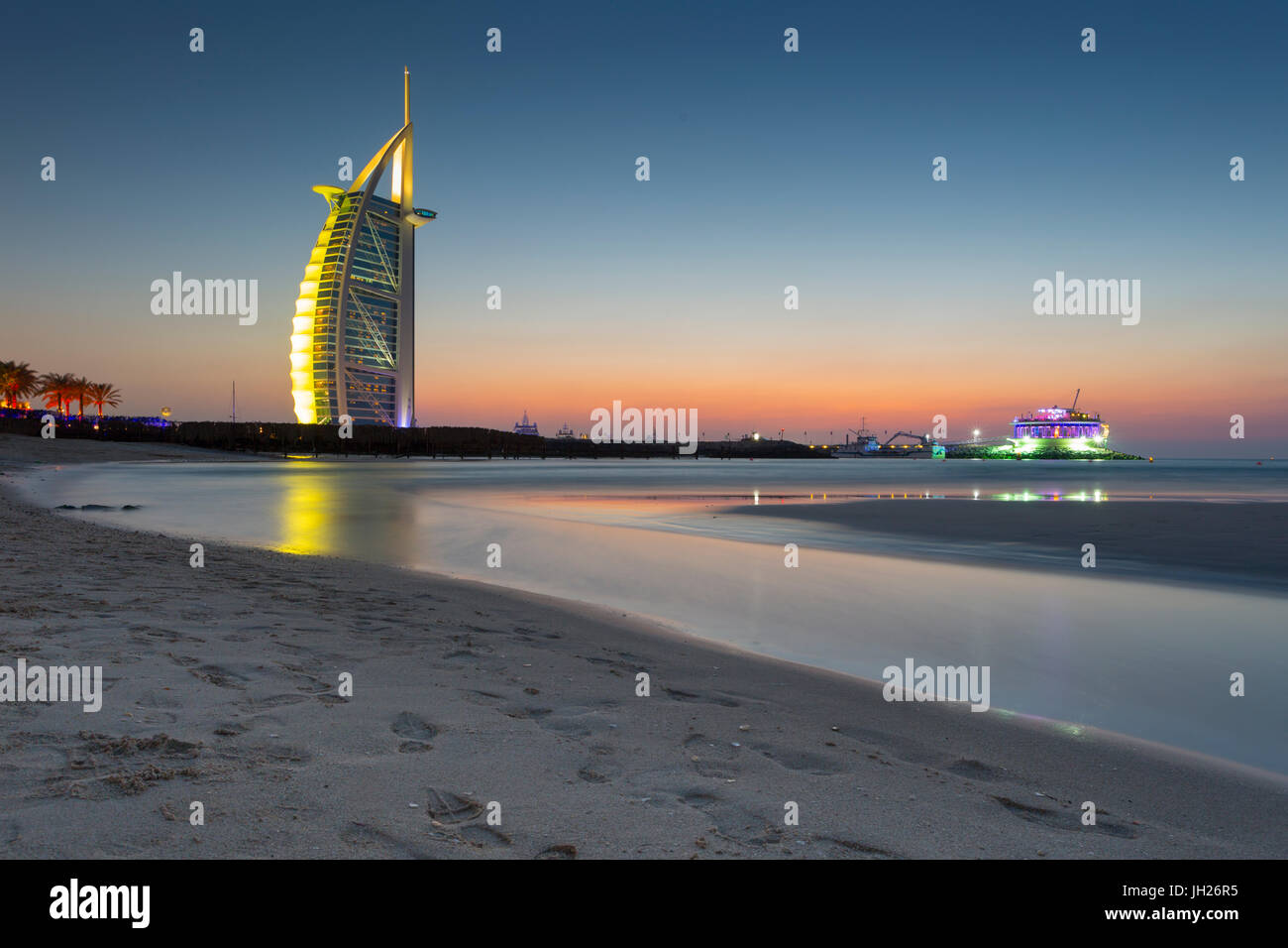 El Burj Al Arab Hotel después del atardecer en la playa de Jumeirah, Dubai, Emiratos Árabes Unidos, Oriente Medio Foto de stock