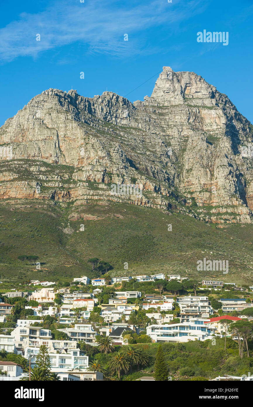Camps Bay con la Table Mountain, en el fondo, suburbio de la ciudad de Cape Town, Sudáfrica, África Foto de stock