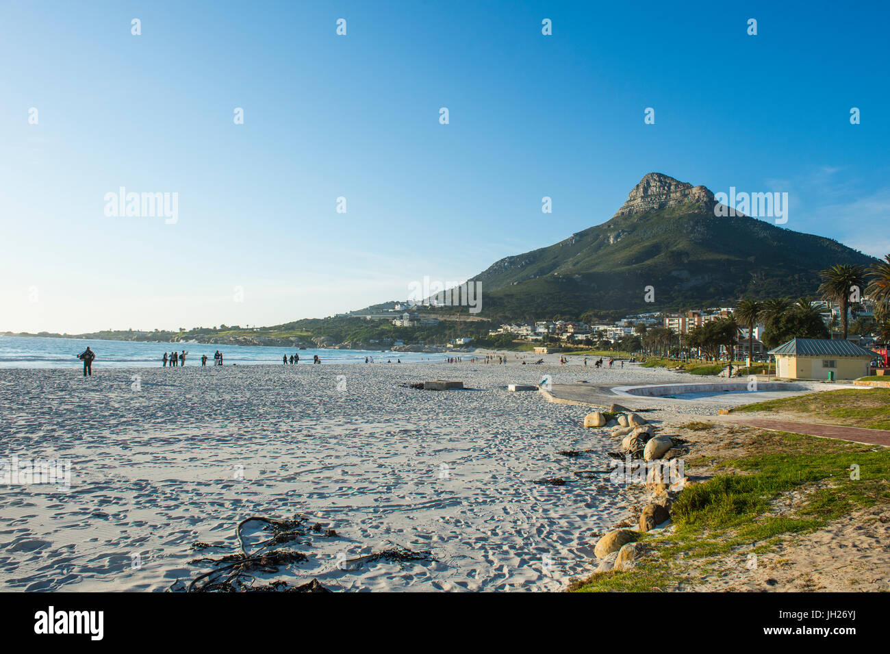 La costanera de Camps Bay con el Lions Head en el fondo, suburbio de la ciudad de Cape Town, Sudáfrica, África Foto de stock