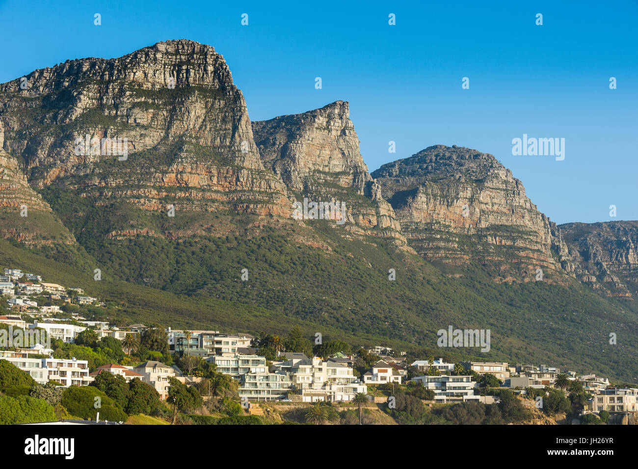 Camps Bay con la Table Mountain, en el fondo, suburbio de la ciudad de Cape Town, Sudáfrica, África Foto de stock