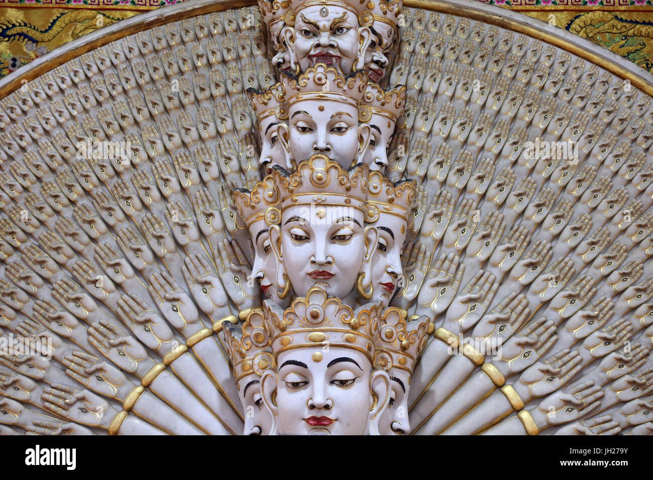 Kong Meng San Phor Kark Véase Monasterio. Salón de la gran compasión. Avalokiteshvara Bodhisvattva de mil brazos y ojos estatua. Singapur. Foto de stock