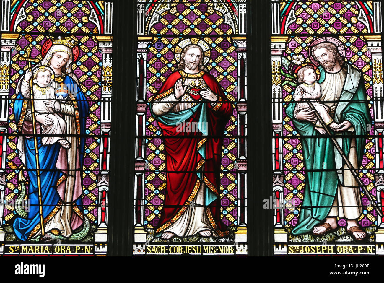 La iglesia de San José. Ventana de vidrios de colores. Jesús y María  Santísima. Singapur Fotografía de stock - Alamy