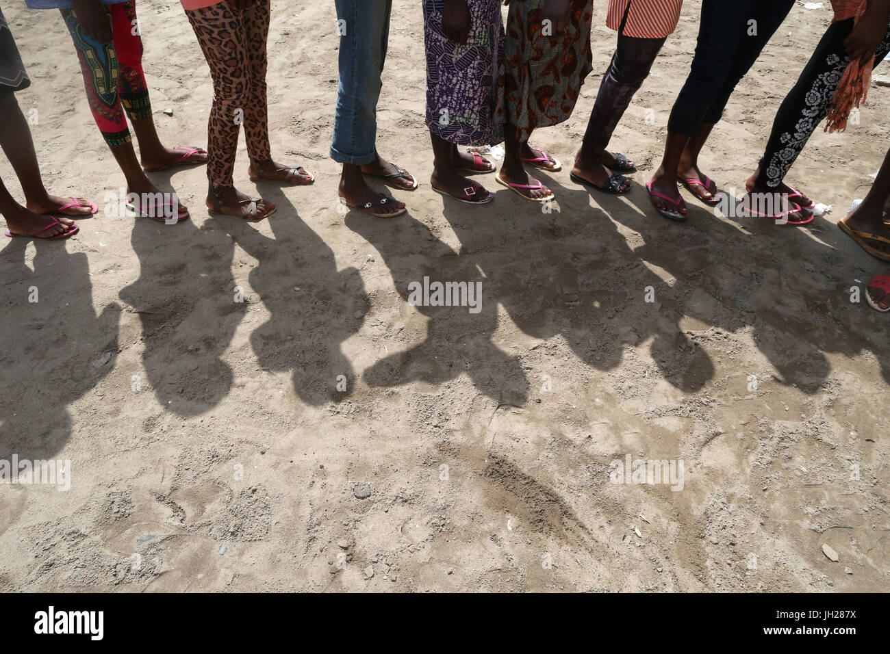 La escuela primaria en África. Los escolares vistiendo corlored flip-flops. Lome. Togo. Foto de stock
