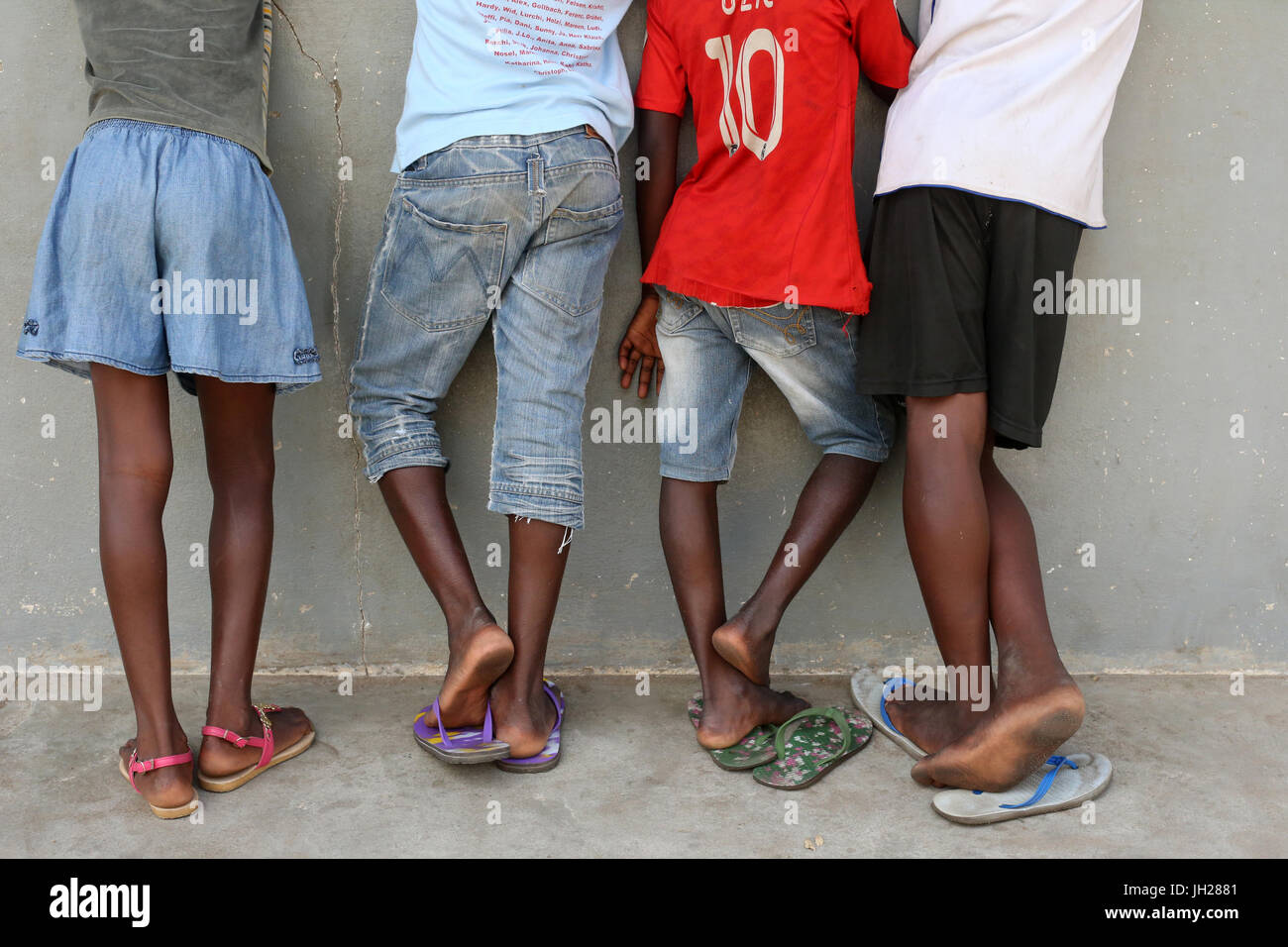 La escuela primaria en África. Los escolares vistiendo corlored flip-flops. Lome. Togo. Foto de stock