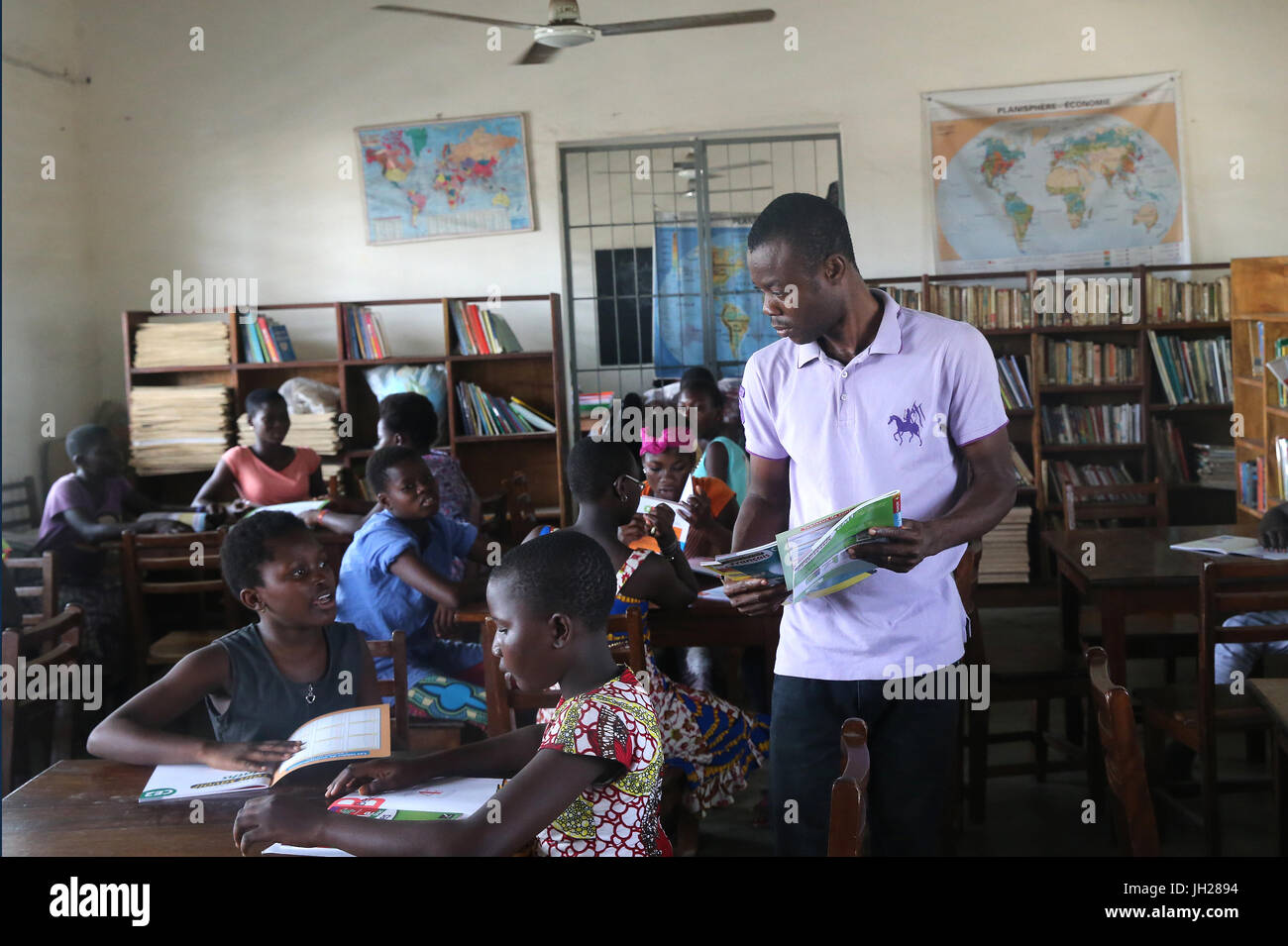 La escuela africana. Los niños patrocinada por la ONG francesa : la Chaine de l'Espoir. La biblioteca. Lome. Togo. Foto de stock
