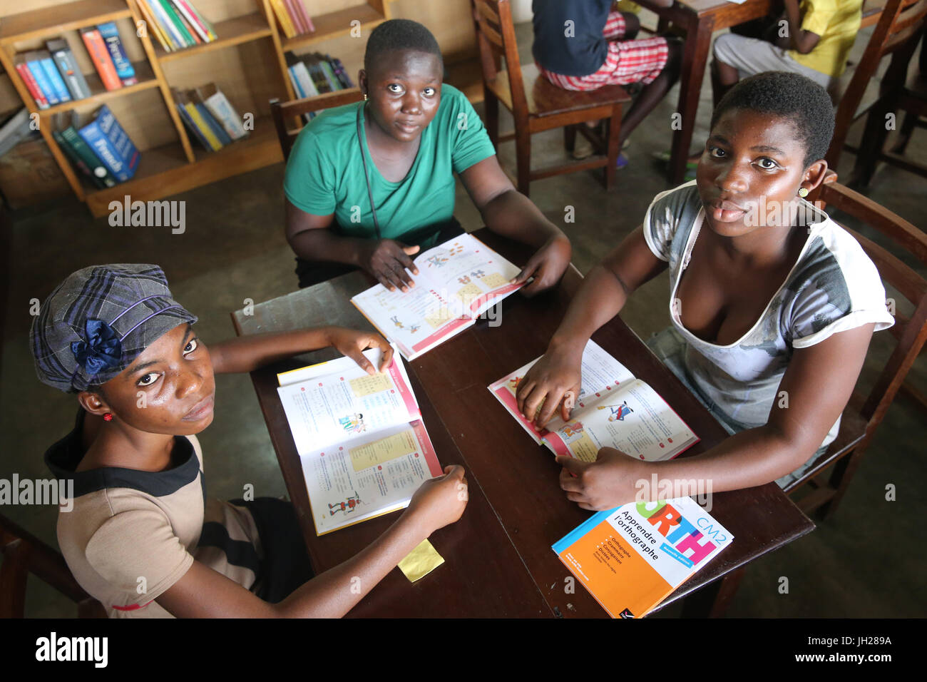 La escuela africana. Los niños patrocinada por la ONG francesa : la Chaine de l'Espoir. La biblioteca. Lome. Togo. Foto de stock