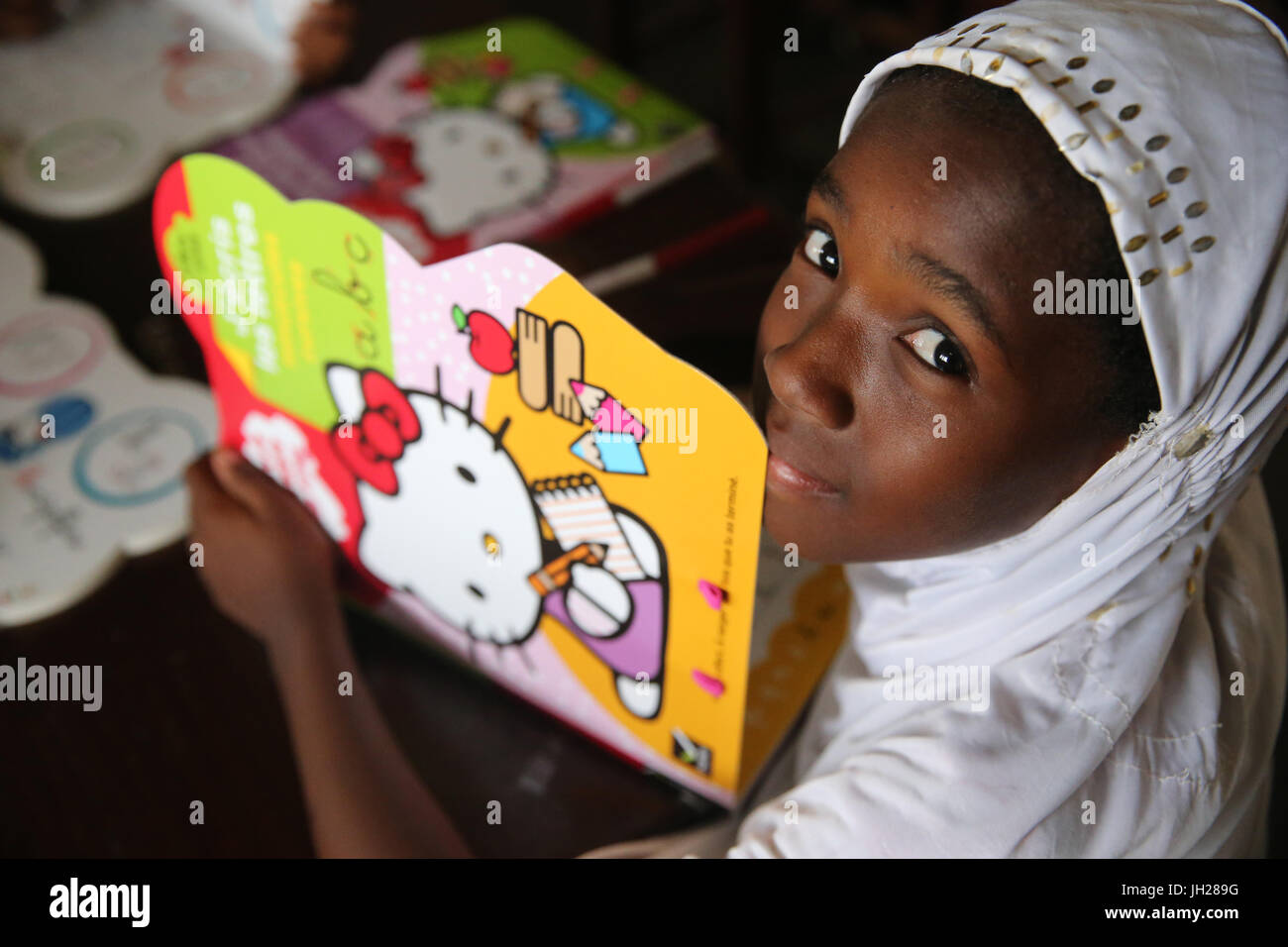 La escuela primaria de África. Niño patrocinado por la ONG francesa : la Chaine de l'Espoir. La biblioteca. Lome. Togo. Foto de stock
