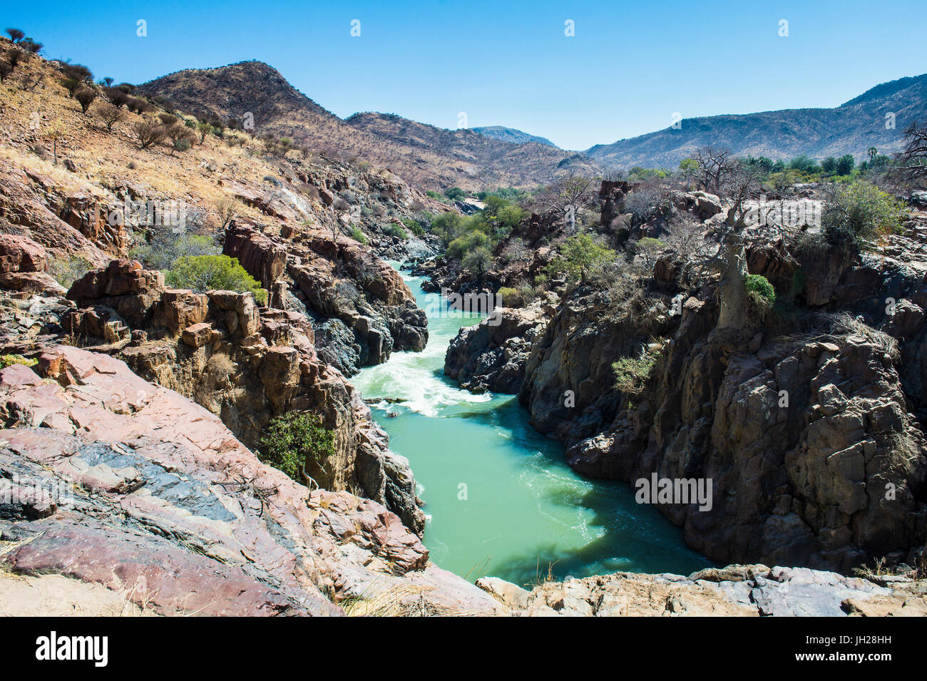 Epupa Falls en el río Kunene, en la frontera entre Angola y Namibia, Namibia, África Foto de stock