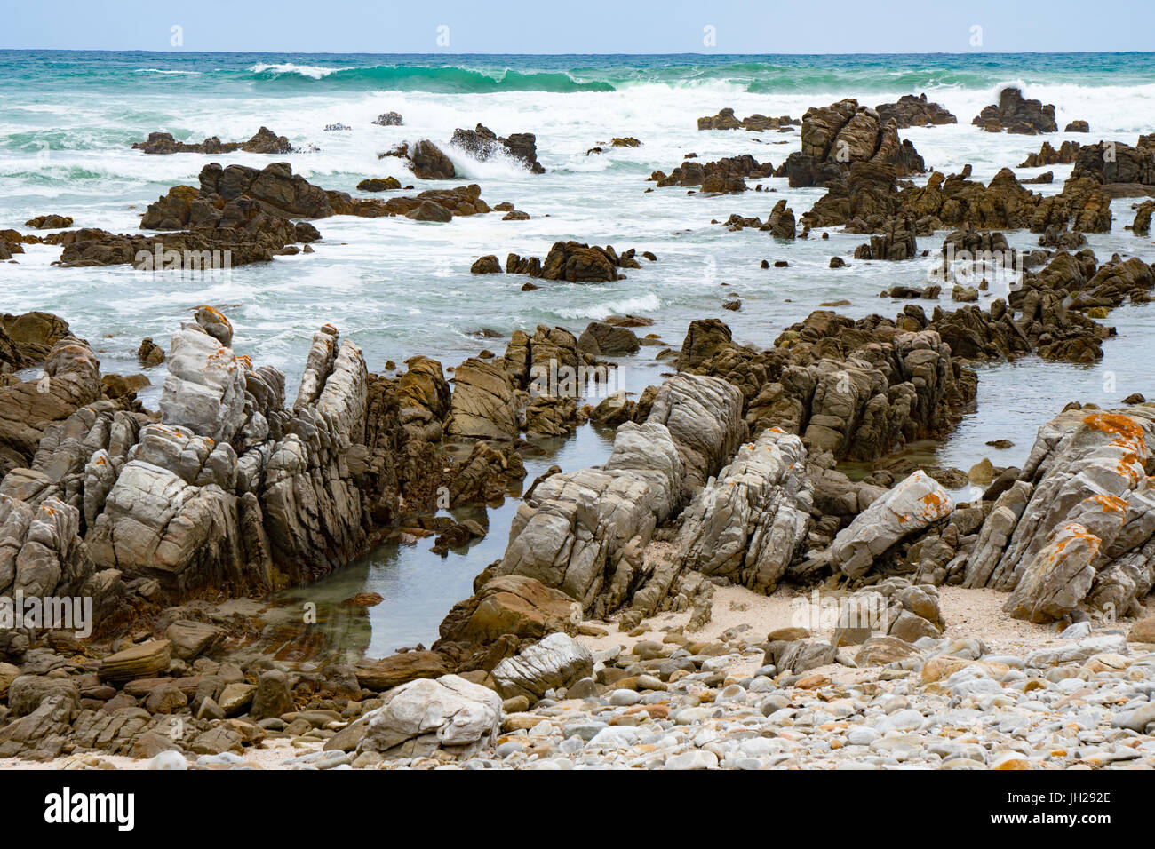 Rocas y Bay en la punta más meridional de África, cabo Agulhas, Western Cape, Sudáfrica, África Foto de stock