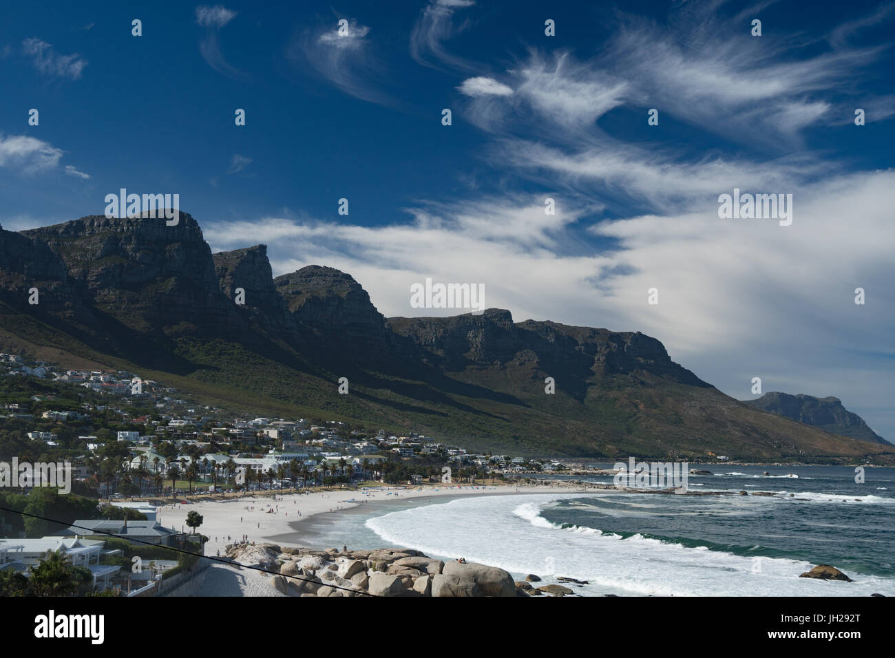 Vista a través de Camps Bay, Ciudad del Cabo, Sudáfrica, África Foto de stock