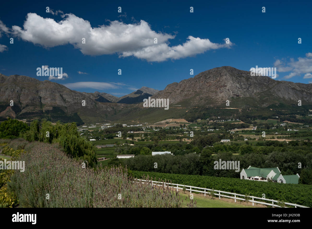 Vista a través de Franschoek del Mont Rochelle, Franschoek, Western Cape, Sudáfrica, África Foto de stock