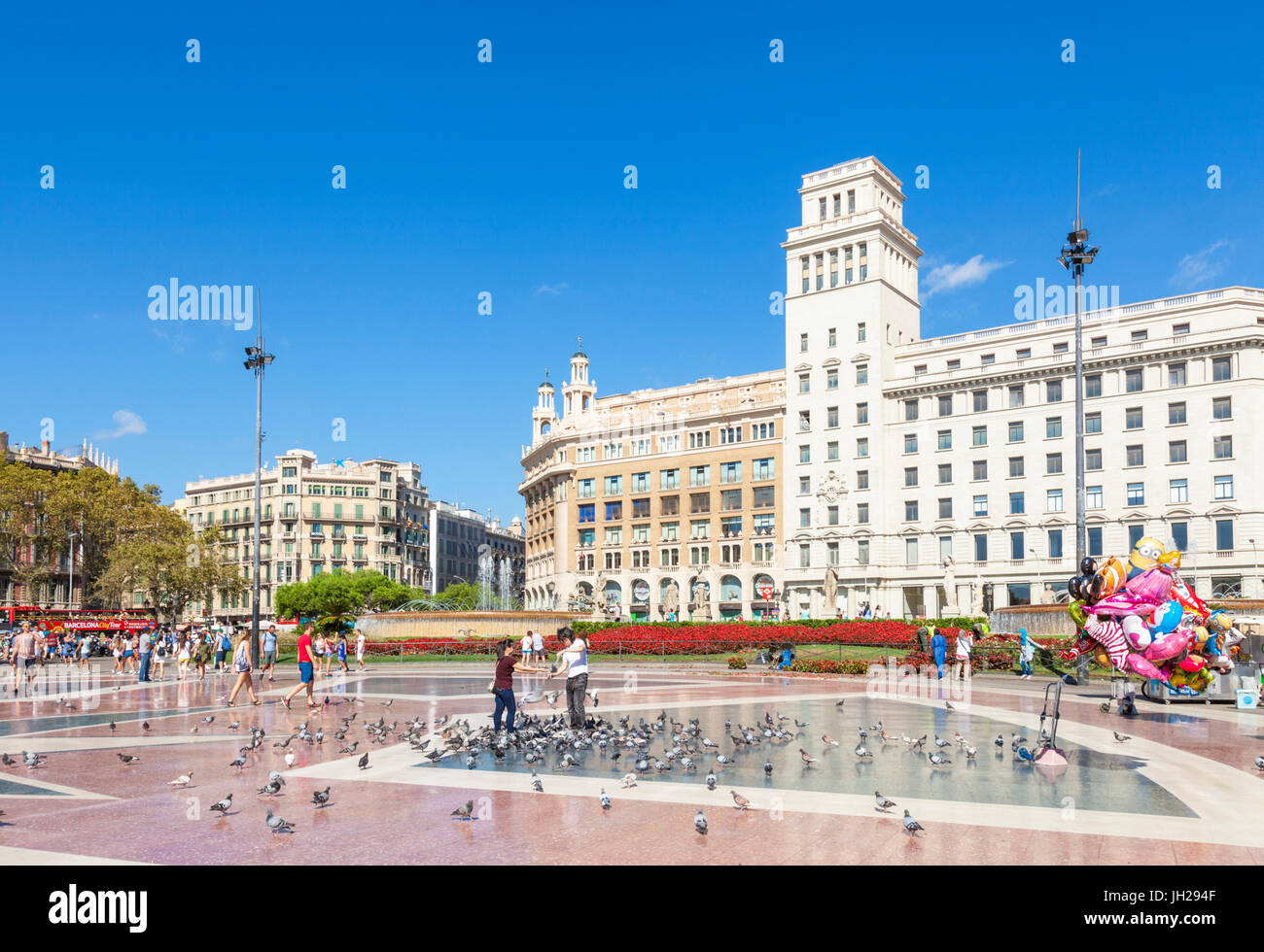 La Plaça de Catalunya, una gran plaza pública en el centro de la ciudad de Barcelona, Cataluña (Catalunya), España, Europa Foto de stock