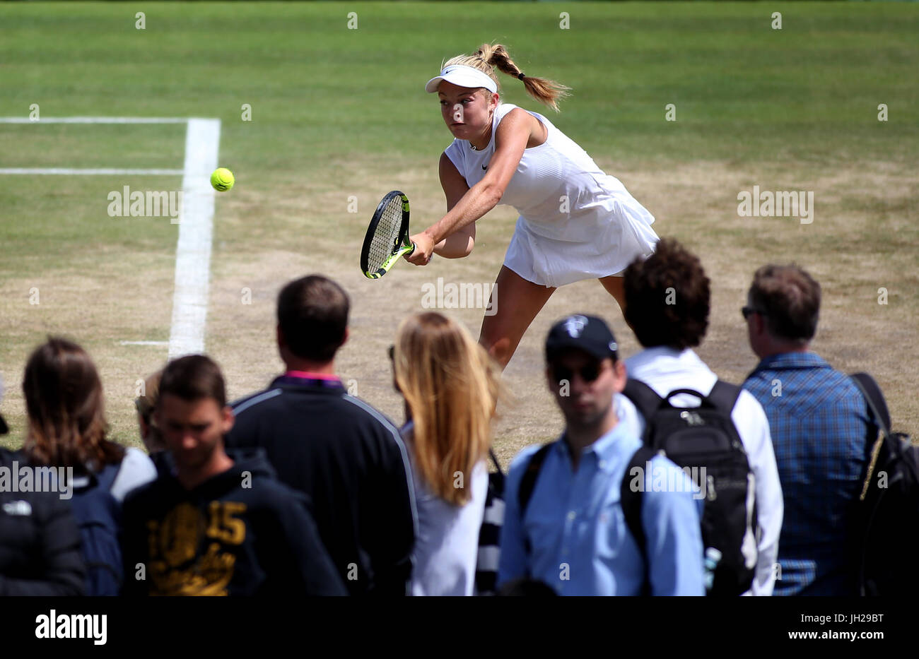 Katie Swan en acción en las chicas solteros en el día nueve de los campeonatos de Wimbledon en el All England Lawn Tennis y Croquet Club, el Torneo de Tenis de Wimbledon. Foto de stock