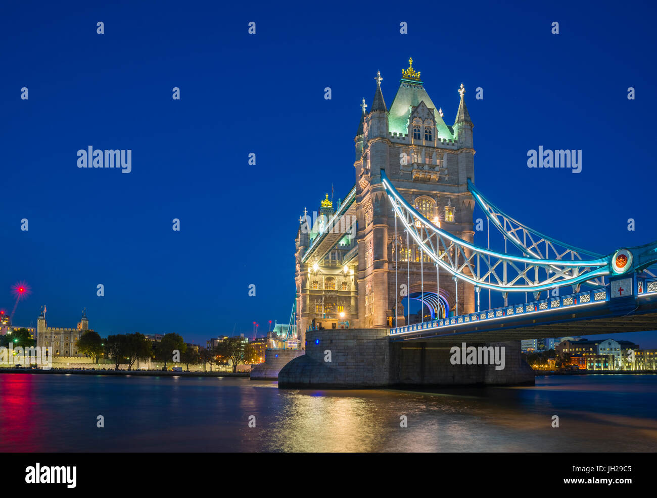 Tower Bridge sobre el río Támesis por la noche, Londres, Inglaterra, Reino Unido, Europa Foto de stock