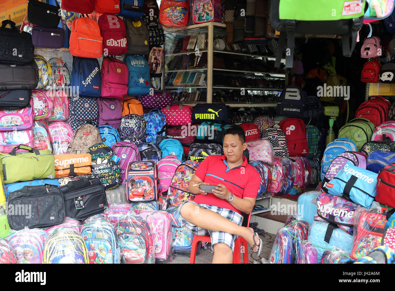Mercado. Vendedor de bolsas. Ho Chi Minh City. Vietnam. Foto de stock