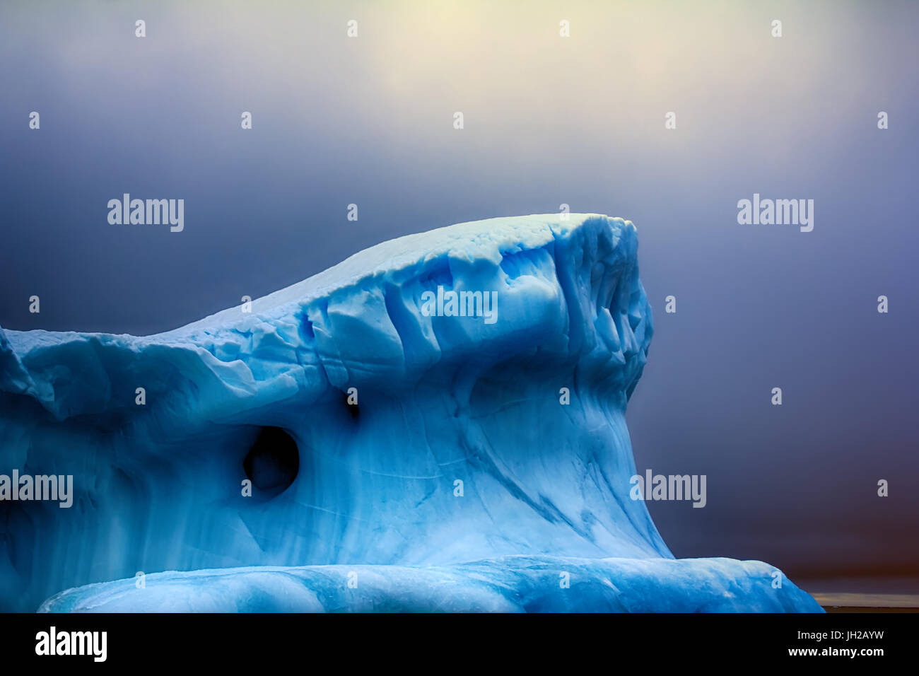 Iceberg caprichosas formas lisas - Los vientos con fuerza de huracanes y olas, azul hielo fresco. Tierra Franz-Joseph, Rudolf island Foto de stock