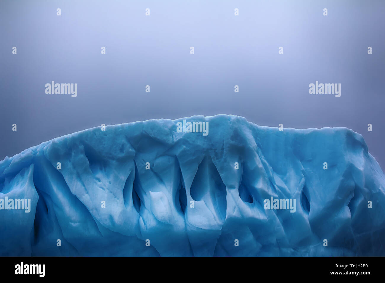 Iceberg caprichosas formas lisas - Los vientos con fuerza de huracanes y olas, azul hielo fresco. Tierra Franz-Joseph, Rudolf island Foto de stock
