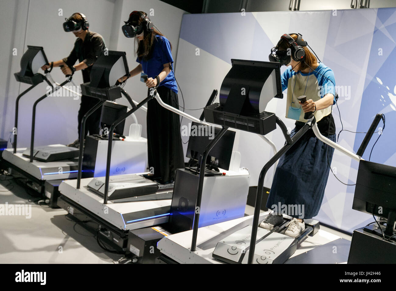 Tokio, Japón. 12 Jul, 2017. Los huéspedes probar Esquí simuladores VR Rodeo  durante un evento especial de pre-estreno en Shinjuku Zona VR el 12 de  julio de 2017, Tokio, Japón. Zona de
