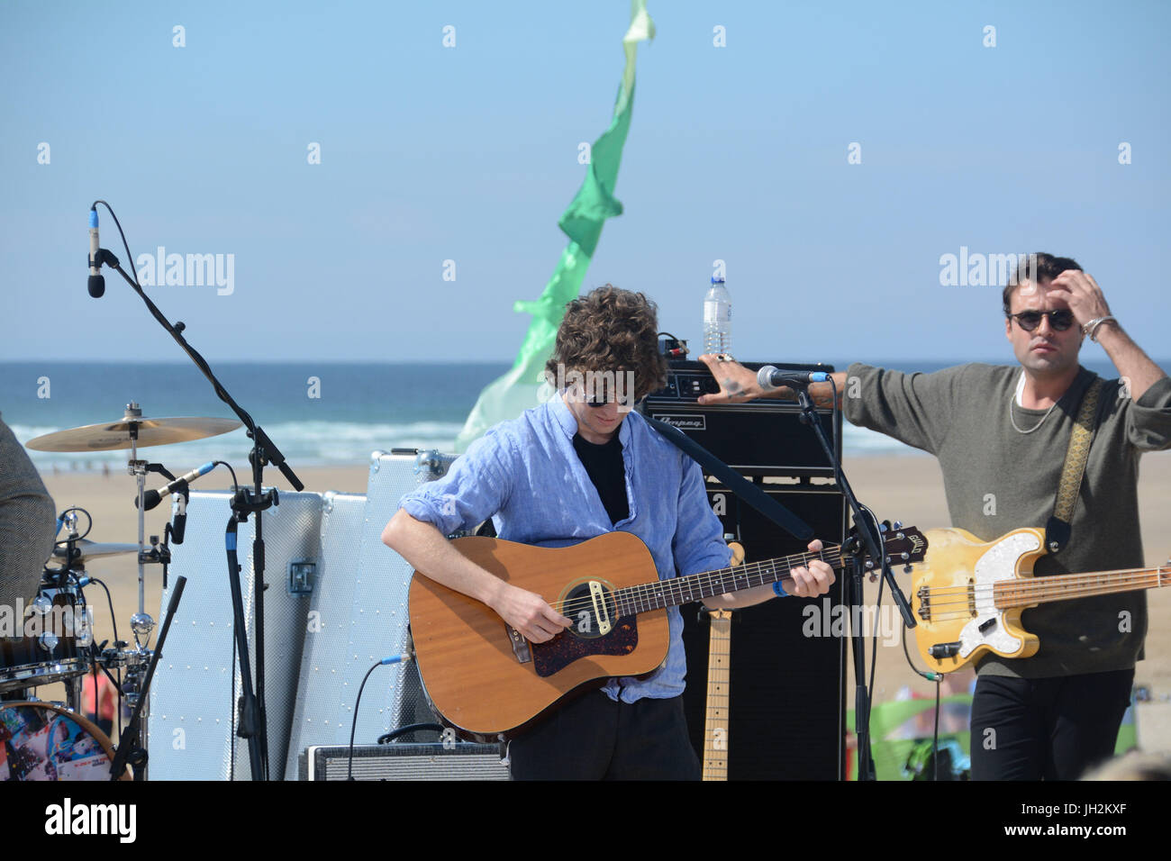 El abrevadero bar, Perranporth, Cornualles, en el Reino Unido. El 12 de julio de 2017. Alex Jones y Matt Baker, preparándose para el rodaje de la BBC ONE show en el abrevadero - bar en la playa. También en el show de esta noche son la banda The Kooks. Visto aquí The Kooks Credit: Simon Maycock/Alamy Live News Foto de stock