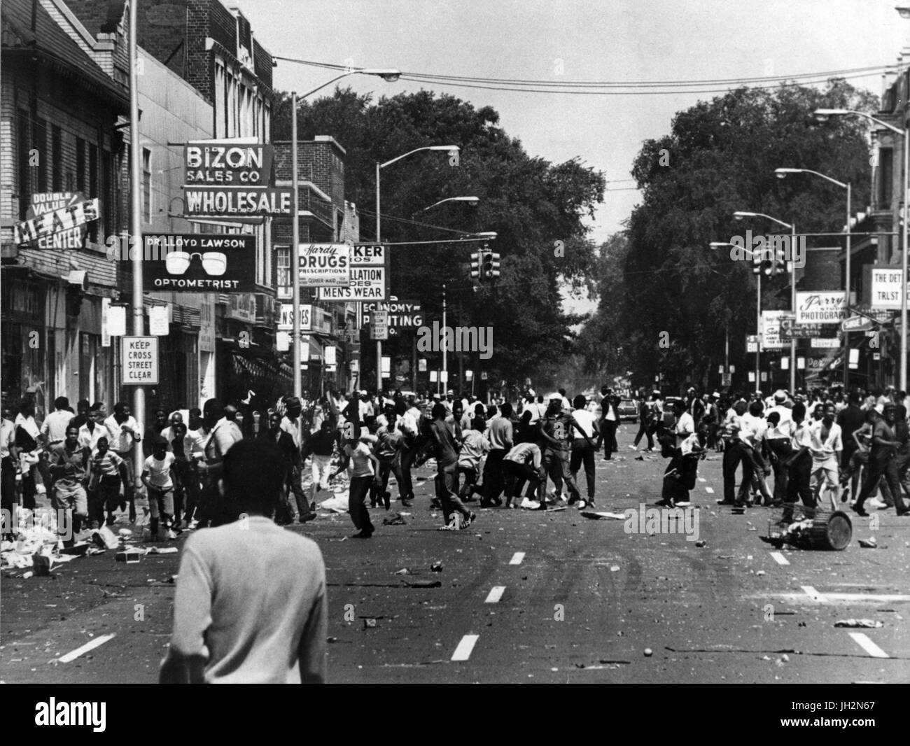 Julio 12, 2017 - archivo - este 23 de julio se conmemora el 50 aniversario de los disturbios de Detroit 1967, también conocida como la calle 12, un violento motín el desorden público que se convirtió en un disturbio civil en Detroit, Michigan. Comenzó en las primeras horas de la mañana del domingo, 23 de julio de 1967. El Evento precipitante fue una redada policial sin licencia de una barra después del horario de trabajo, conocida entonces como un ciego de cerdo, justo al norte de la esquina de la 12th Street (hoy Rosa Parks Boulevard) y Clairmount Avenue en la ciudad cerca del lado oeste. Los enfrentamientos con la policía y mecenas de los observadores en la calle evolucionó hasta convertirse en uno de los más mortíferos y m Foto de stock