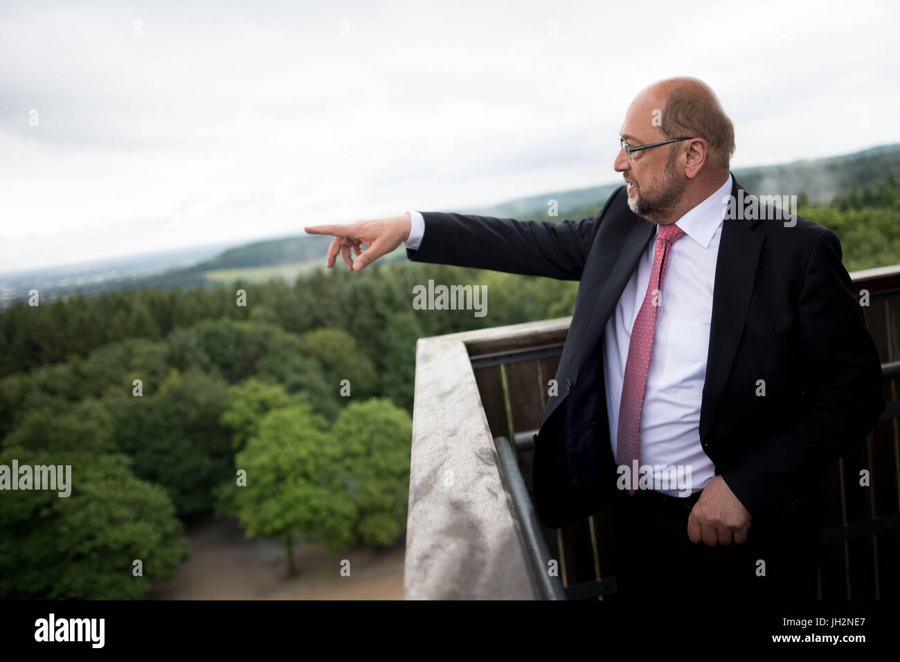 Vaals, Países Bajos. 12 de julio de 2017. El candidato del SPD por el canciller y presidente del partido, Martin Schulz, de pie en la cima de una torre de observación en la zona de la triple frontera y hablando con periodistas en Vaals, Holanda, el 12 de julio de 2017. Martin Schulz es en una visita al estado de Renania del Norte-Westfalia, como parte de su gira de verano. Foto: Marius Becker/dpa/Alamy Live News Foto de stock