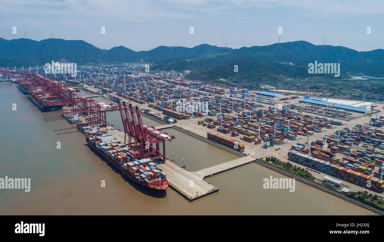 Ningbo. 12 de julio de 2017. Foto aérea tomada el 12 de julio de 2017  muestra el muelle de contenedores del puerto de Zhoushan en la ciudad de  Ningbo, Provincia de Zhejiang