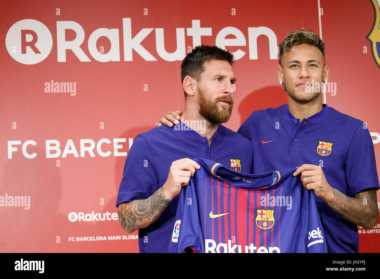 L A R) jugadores del FC Barcelona, Leo Messi y Neymar presumir de el club  de la nueva temporada 2017-18 uniforme durante una conferencia de prensa en  la sede de la casa