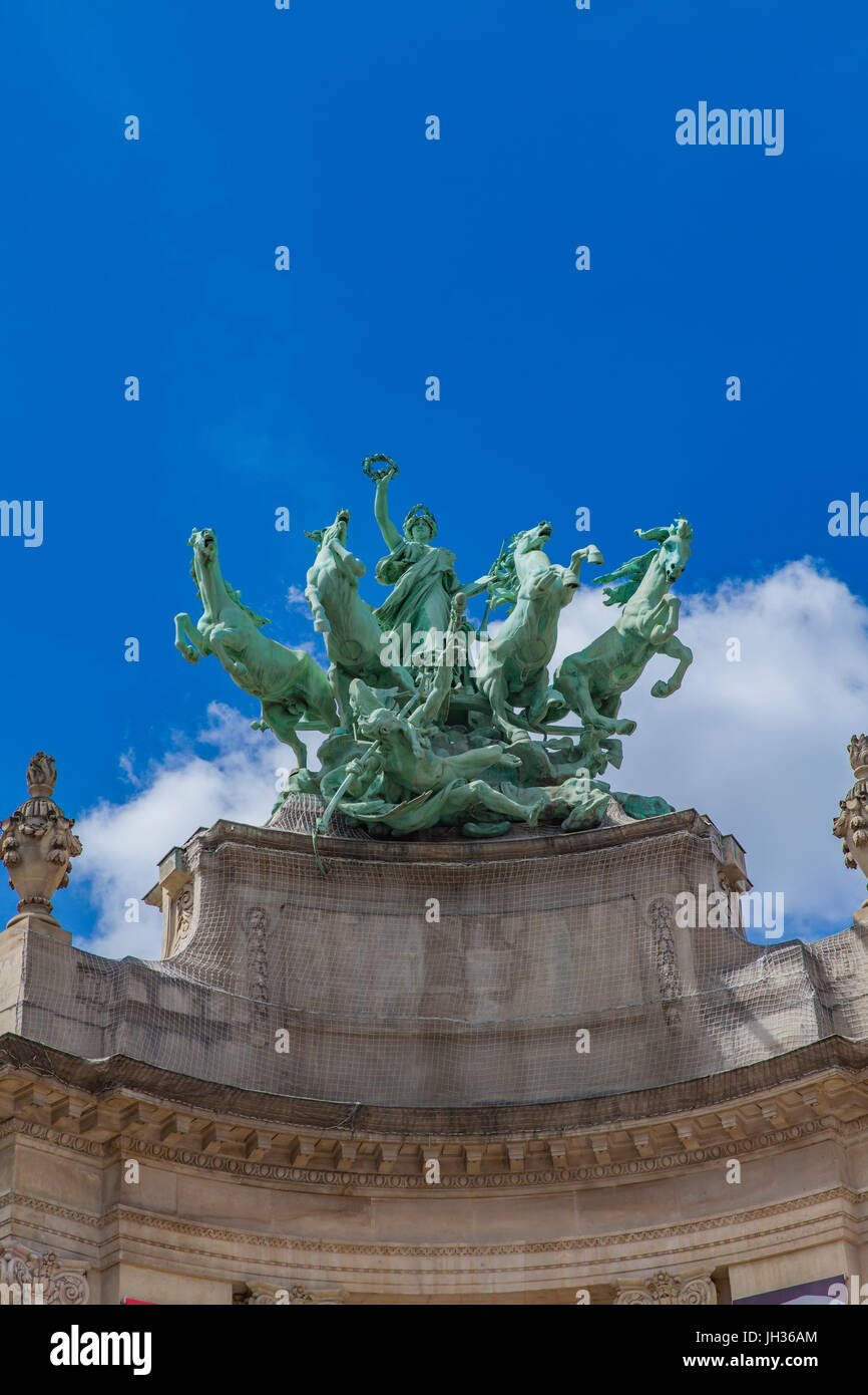 Quadriga estatua en el Grand Palais de París, Francia Foto de stock