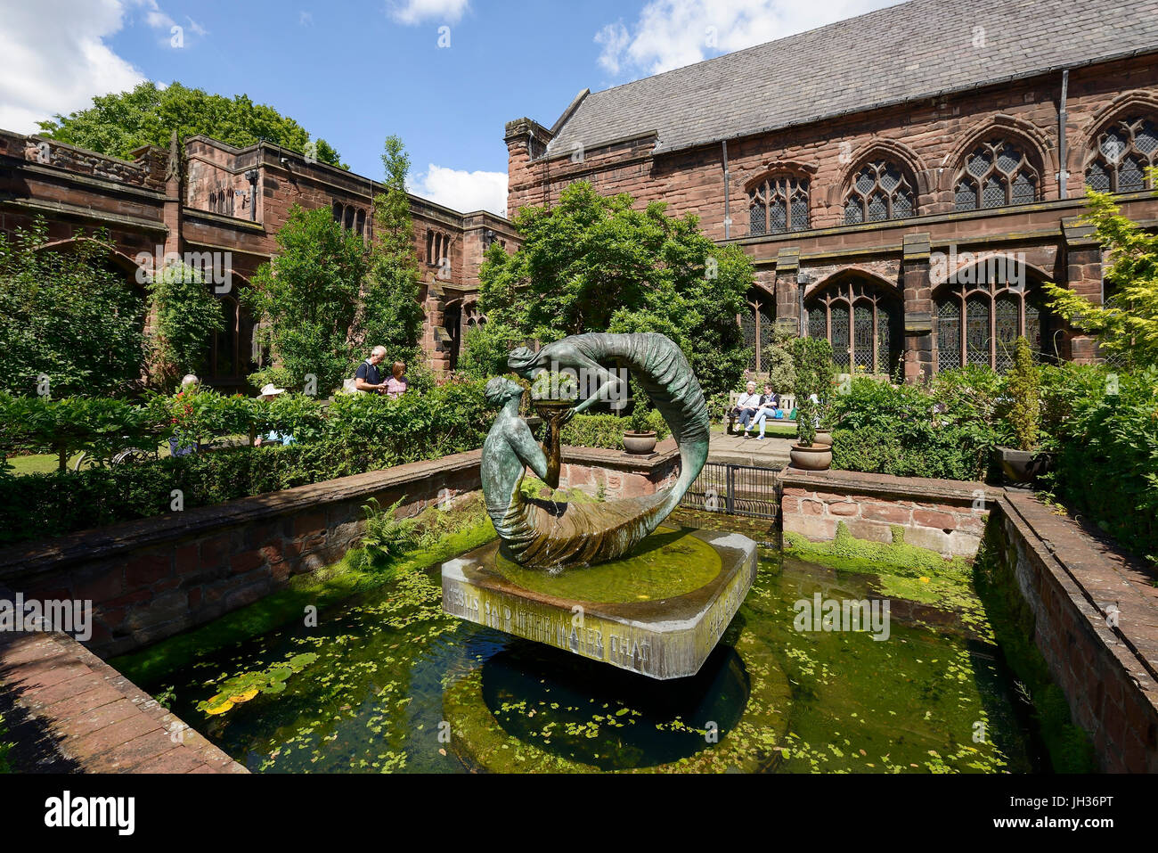 El agua de la vida en el claustro, el jardín de esculturas en la Catedral de Chester UK Foto de stock