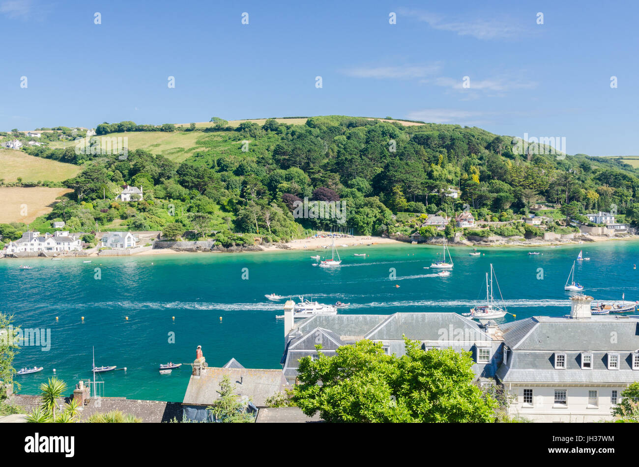 Vista desde Salcombe sobre el estuario en Salcombe hacia East Portlemouth y sus playas Foto de stock