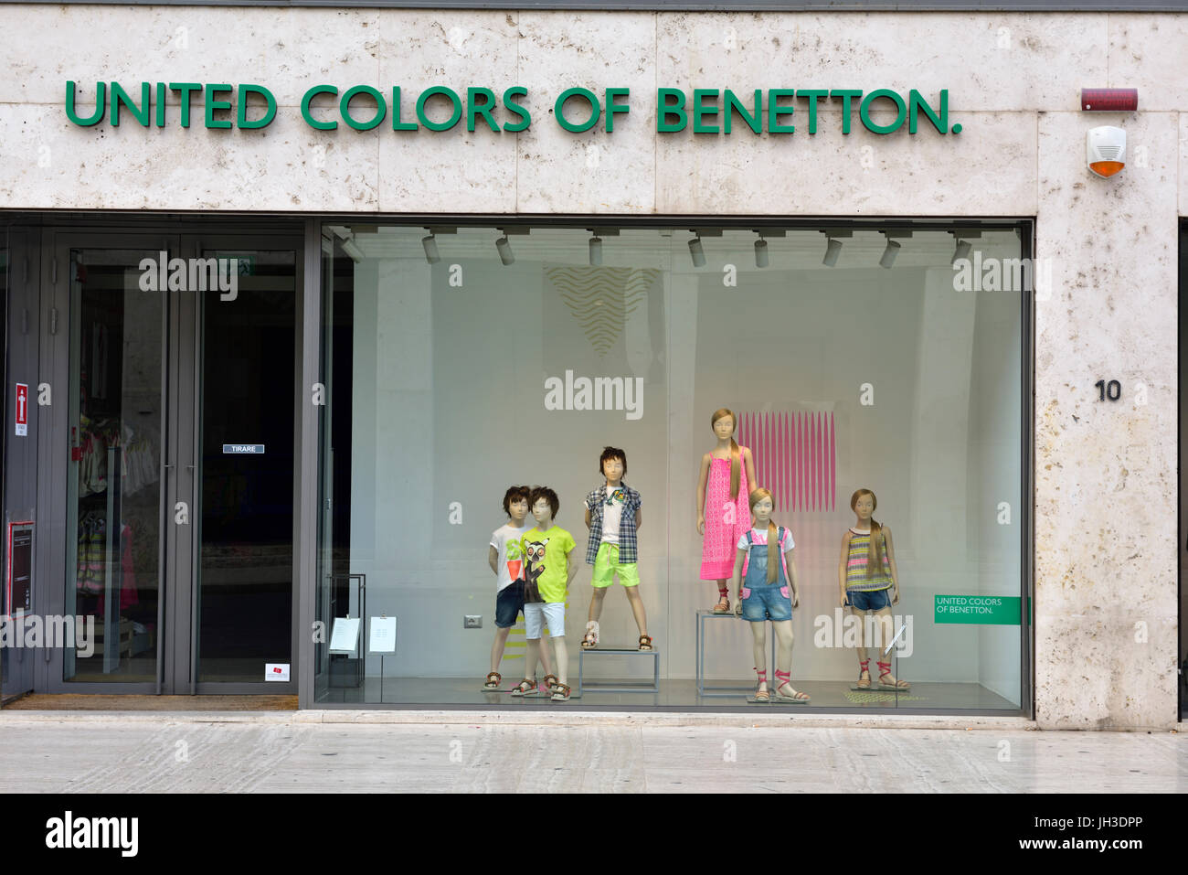 Tienda de ropa de visualización de la ventana "colores unidos de Benetton'  Fotografía de stock - Alamy