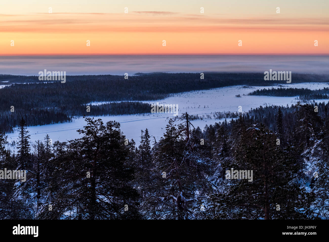 Amanecer de invierno en Finlandia Foto de stock