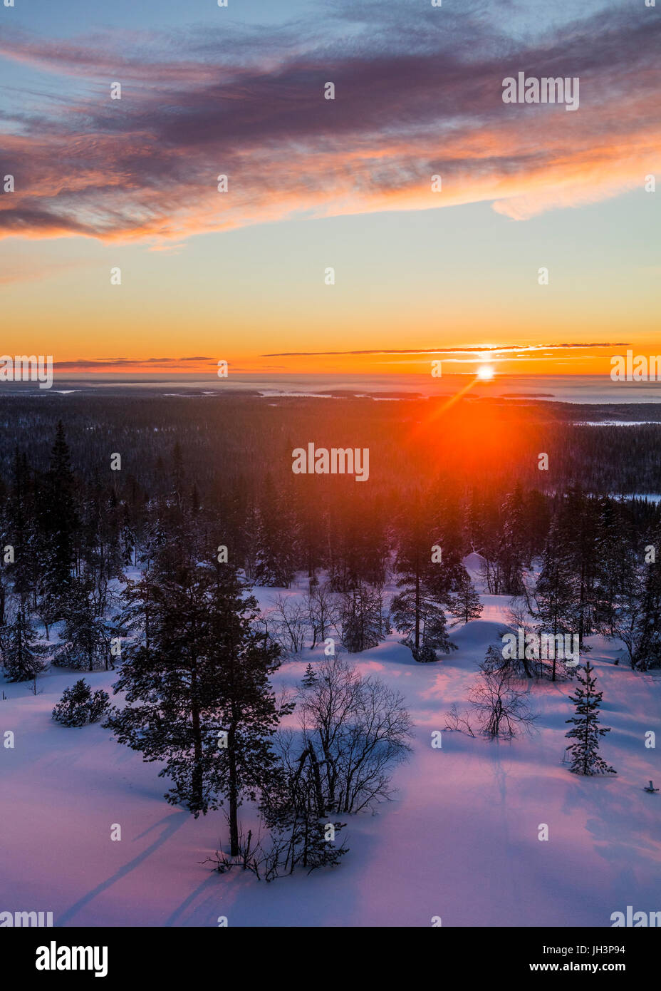 Amanecer de invierno en Finlandia Foto de stock