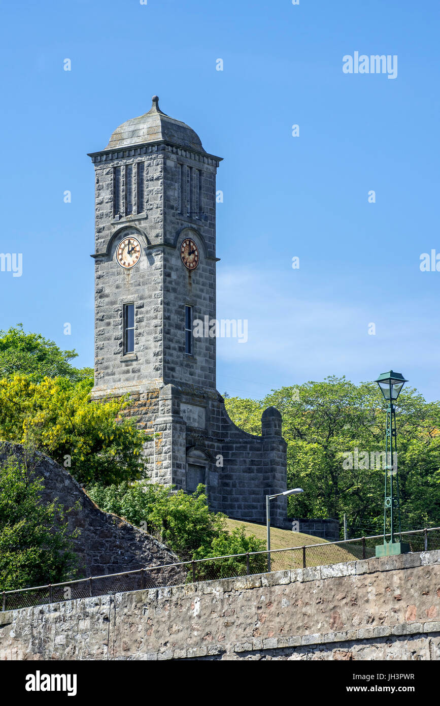 Gran War Memorial y la torre del reloj en Helmsdale, Sutherland, Scottish Highlands, Escocia Foto de stock