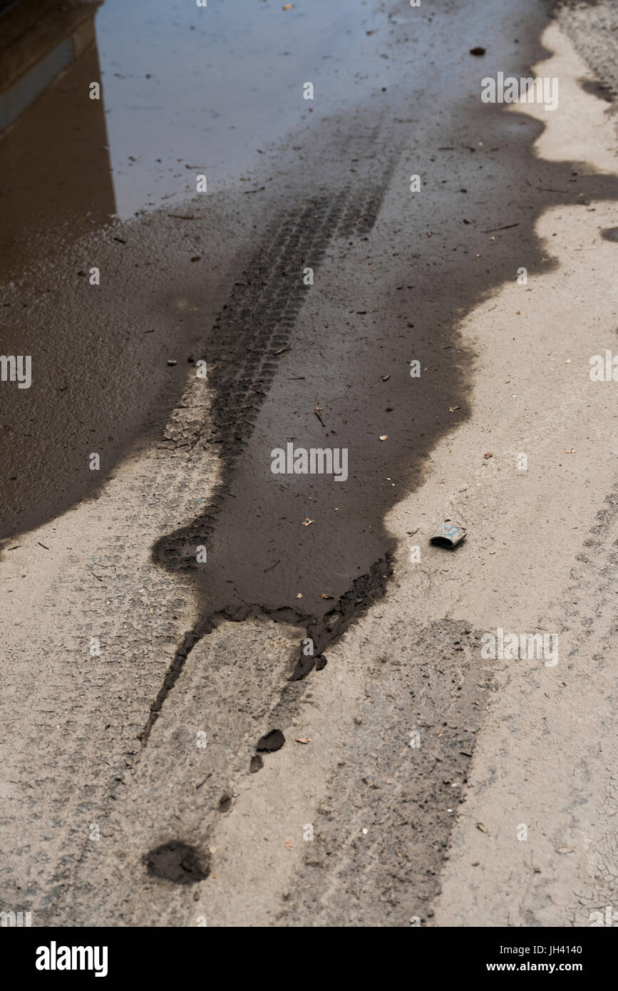 Antecedentes de estancamiento del agua de lluvia sucia en carretera en Djibouti, África Oriental Foto de stock