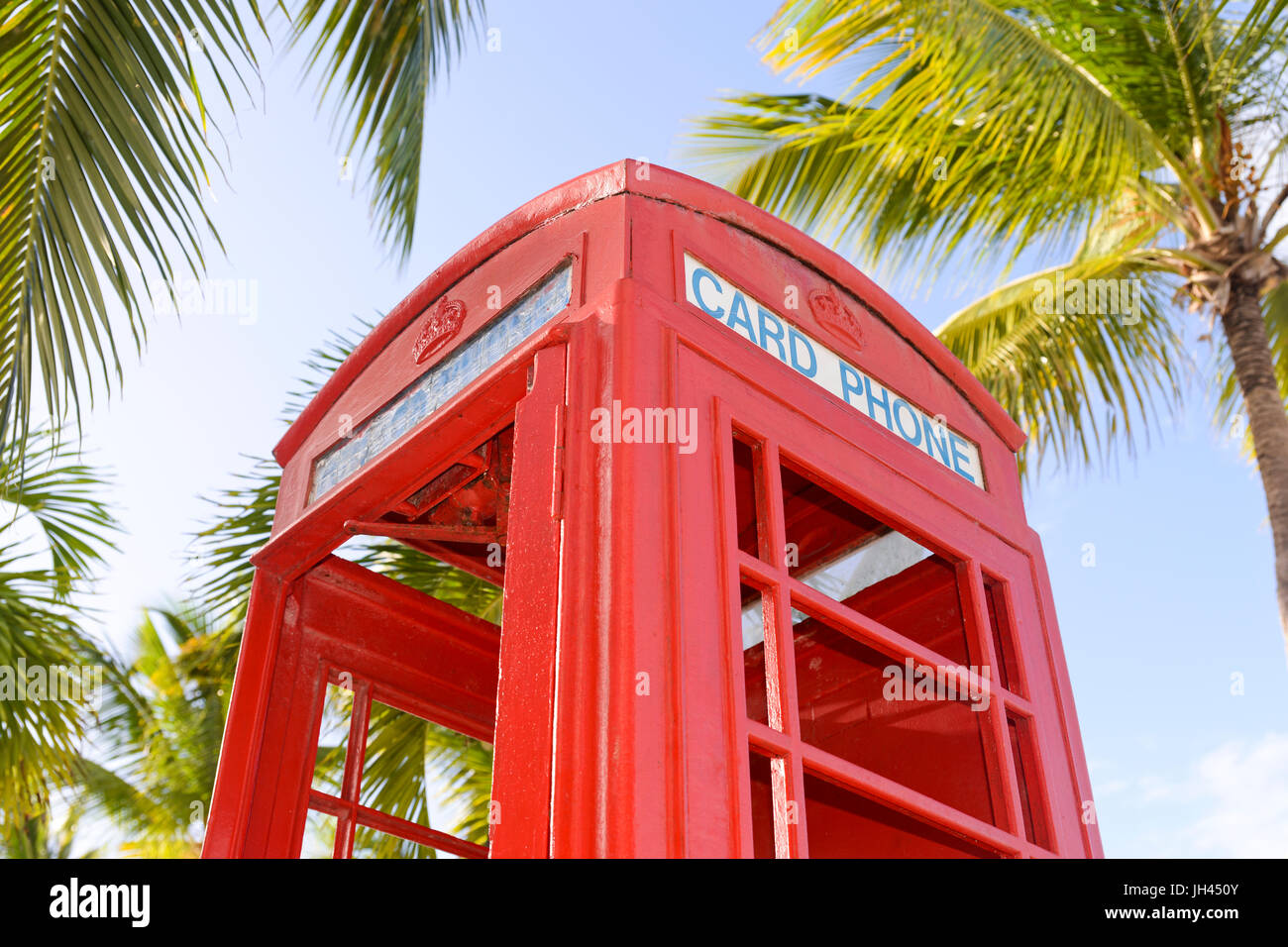 Cuadro teléfono rojo británico en la playa de Coconut grove, antigua Foto de stock