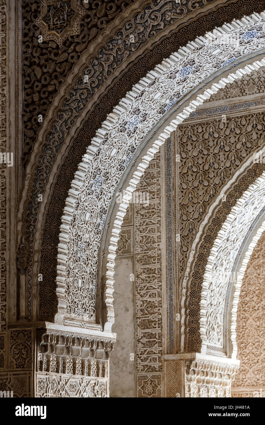 Arcos, detalles de los Palacios Nazaríes, la Alhambra, Granada, España Foto de stock