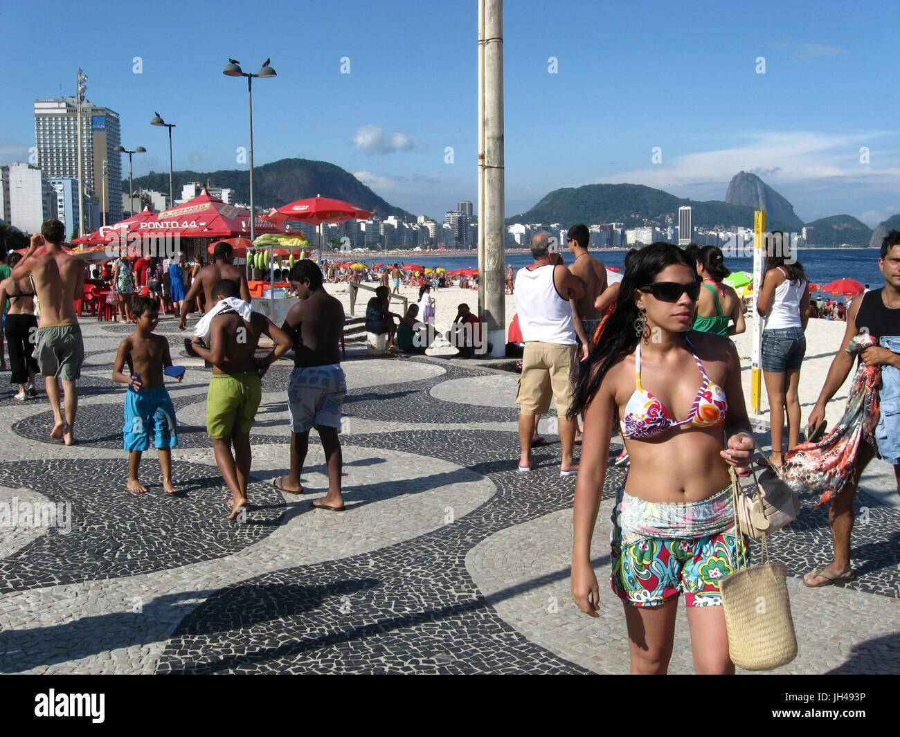 La gente, la playa, la ciudad de Copacabana, Rio de Janeiro, Brasil  Fotografía de stock - Alamy