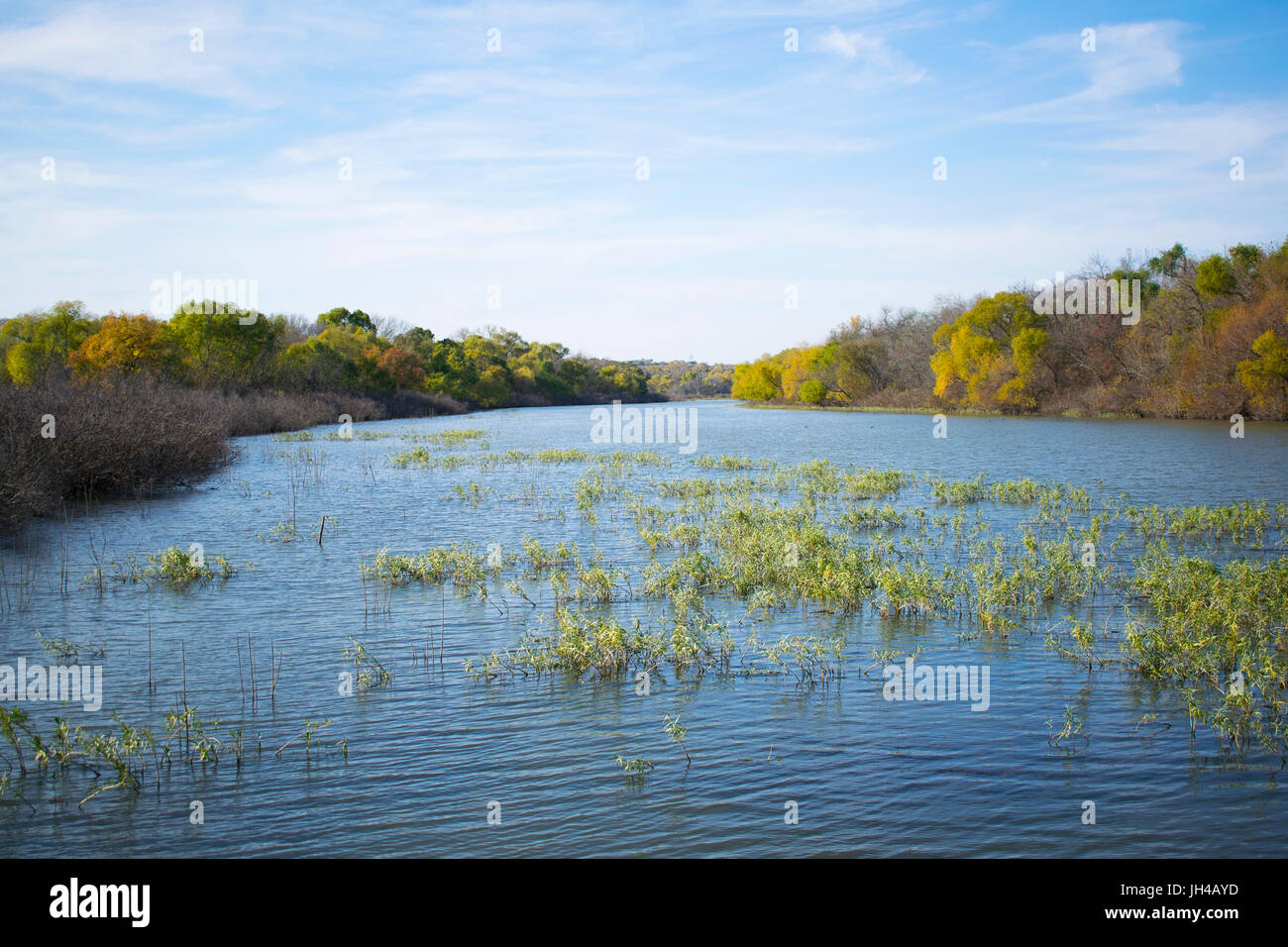 En el Trinity River cuando fluye a través del centro de la naturaleza de Fort Worth y refugio Foto de stock